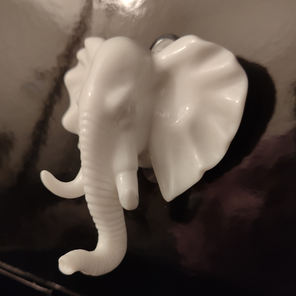Decorative Glossy White Elephant Head PVC Wall Hook - Picture 3 of 9